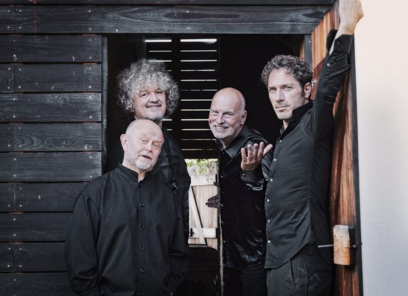 TURN THE WORLD AROUND - European Guitar Quartet