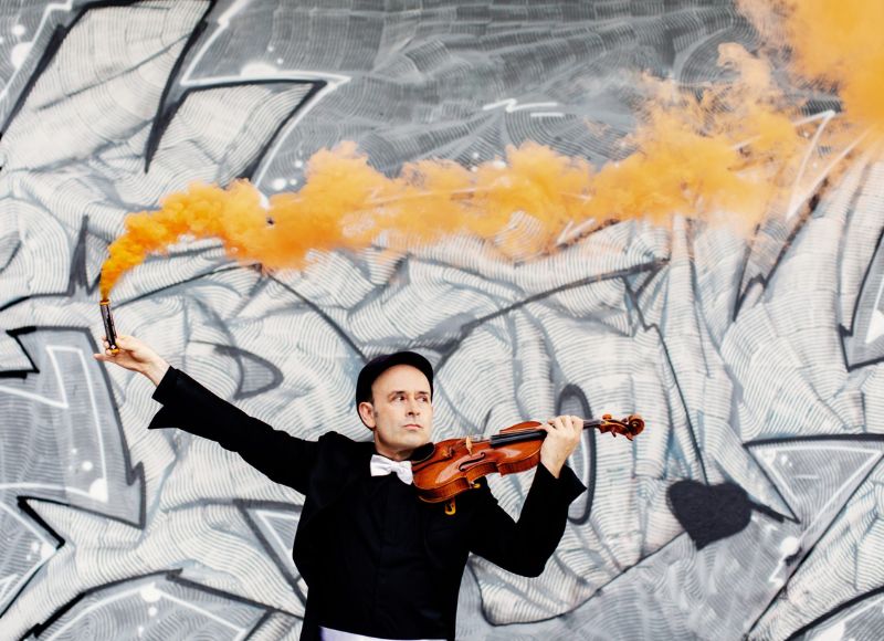 Aleksey Igudesman, violina & Lucy Landymore, perkusije